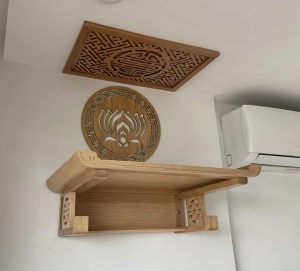 trang trí phòng khách nhà cấp 4 có bàn thờ